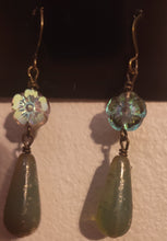 Load image into Gallery viewer, Close View Earrings
